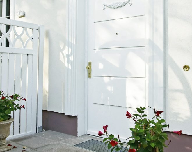 weiAe-GBT-mit-Zieraufsatz-Berlin-Starstr-660x525, Engelskirchen, Tischlerei-Glaserei Miebach, Oberberg, Fenster, Türen, Wintergärten