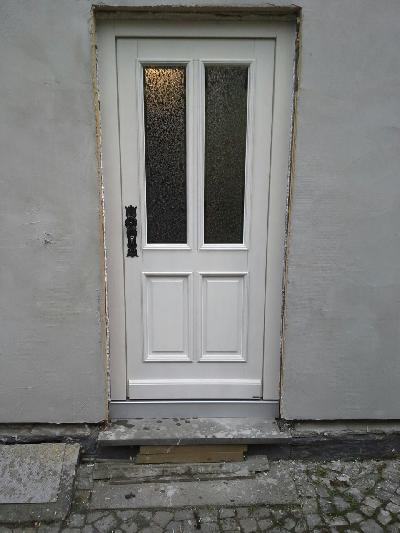 Passgenaue Haustuer weiss von Tischlerei Glaserei Miebach in Engelskirchen | Zum Vergrößern anklicken